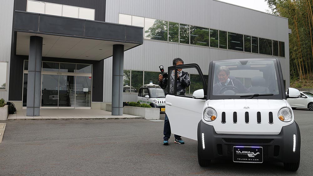 Car critic Mitsuhiro Kunisawa test-drives Tajima-JiaYuan in Best Car magazine interview
